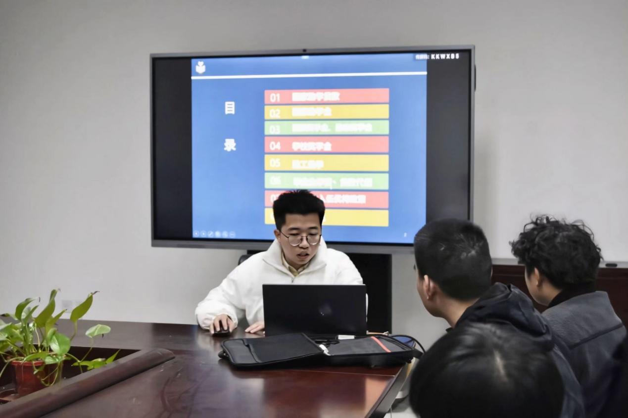 电脑前的人们描述已自动生成