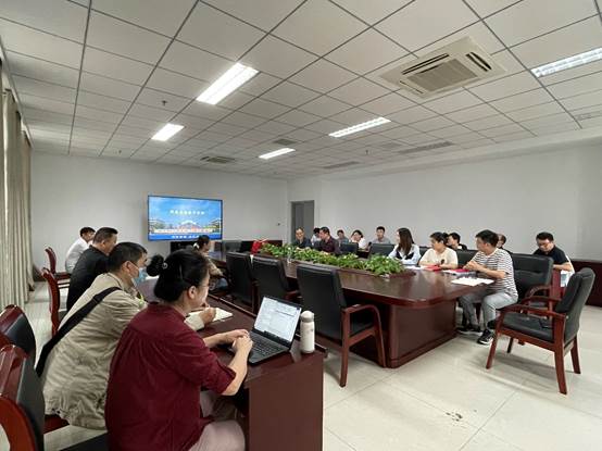 会议室里的人们描述已自动生成