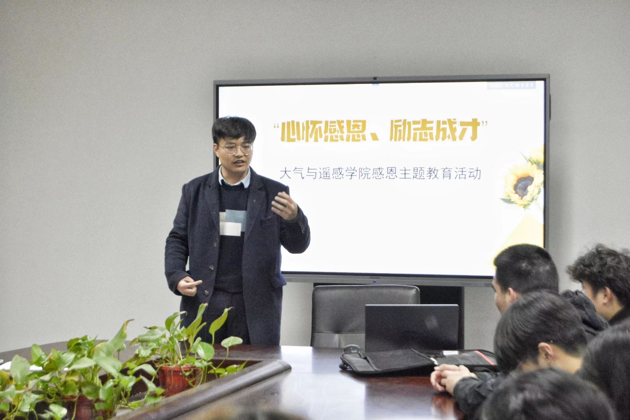 男人和女人在电视前中度可信度描述已自动生成